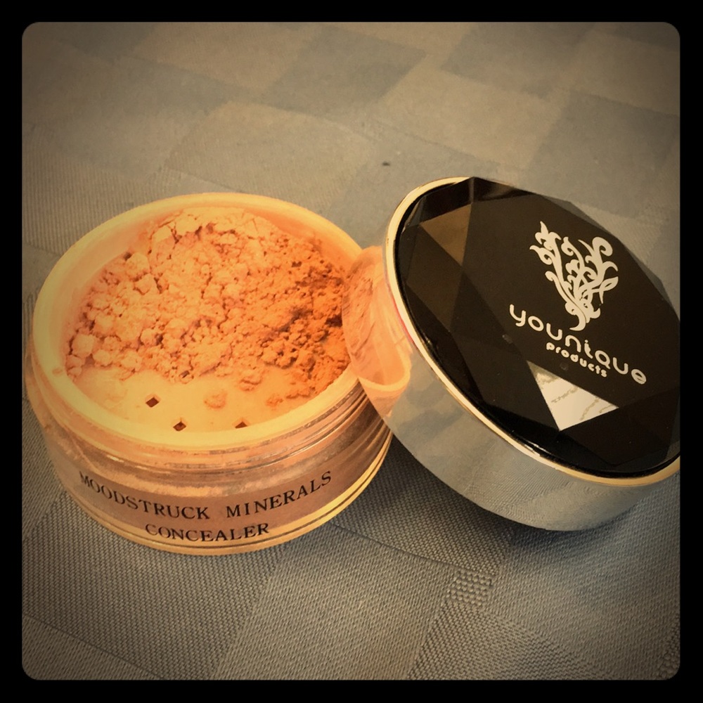 Younique Moodstruck minerals concealer Sampled
